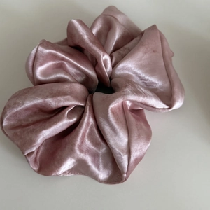 Eleganter großer Satin-Haargummi in zartem Lotusrosa mit seidigem Glanz und Falten-Design