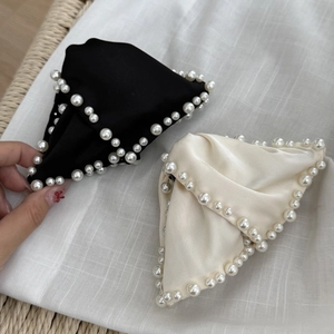 Détails des pinces à cheveux en satin de soie avec perles blanches en noir et beige