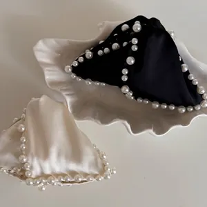 Pinces à cheveux élégantes en satin français avec perles, coloris noir et beige