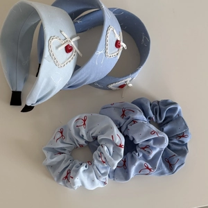 Blaues Spitzen Stirnband Set mit passenden Stoff Haargummis für trendige Haar Styling Accessoires