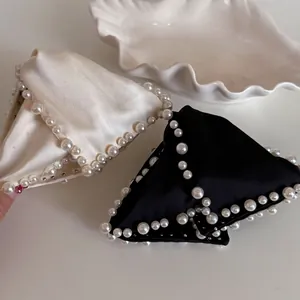 Pince à Cheveux Élégante en Satin Triangle pour Femmes Avec Ornement en Künstliche Perles d'Imitation Pince Requin Sophistiquée pour Fêtes