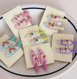 Détail de pinces à cheveux chien dessin animé pastel sur cartes de présentation en plateau