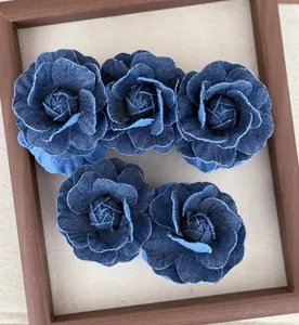 Vista dettagliata di fermagli per capelli a rosa in denim fatti a mano con bordi grezzi