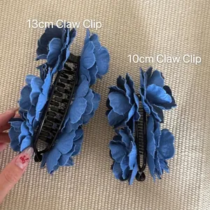 Fermagli per capelli a rosa blu denim in misure 10 cm e 13 cm su sfondo beige