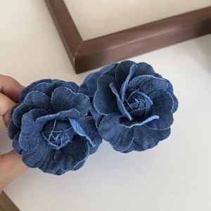 Fermaglio a banana con fiori di camelia in denim blu scuro per capelli folti retrò