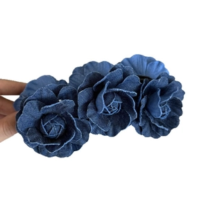 Fermaglio per capelli a rosa in denim fatto a mano con tre fiori blu e frange