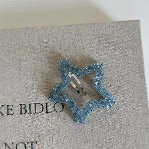 Pince à cheveux étoile bleu clair avec strass brillants et fermeture clic-clac robuste