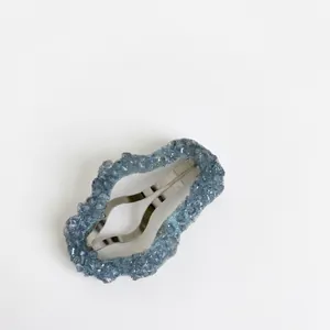 Barrette à cheveux bleu pailleté avec design ondulé et pince BB en métal argenté