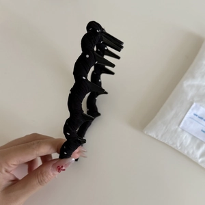 Polka dot braided wavy headband with non-slip teeth for volume and secure styling