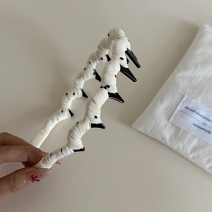 Detailed view of the non-slip inner teeth and black polka dot fabric of the headband