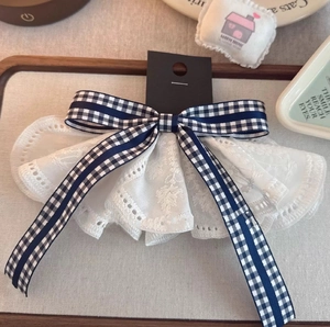 Barrette à Cheveux Nœud Vichy Bleu Marine et Dentelle Blanche Douce Pince à Ressort Brodée à la Main pour Femmes