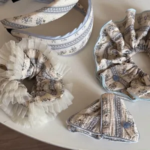 Ensemble d'Accessoires pour Cheveux en Tissu Floral Bohème pour Femmes Chouchous à Imprimé Bleu Serre-têtes en Dentelle Attaches de Cheveux Élégantes Bijoux de Fête