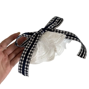 Barrette à cheveux avec nœud à carreaux bleu marine et bordure en dentelle blanche