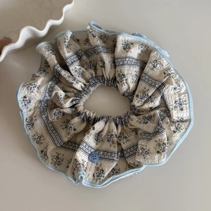 Grand chouchou bohème à motif floral bleu avec finition bordure ondulée