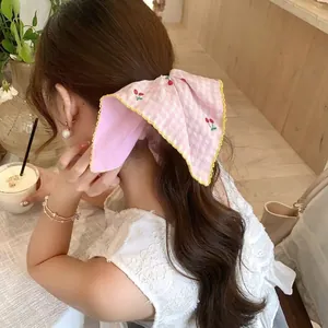 Chouchou à carreaux rose avec dentelle jaune et broderie cerise pour femme