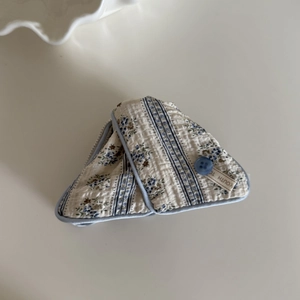 Pochette bohème en tissu à motifs floraux bleus avec bouton décoratif et étiquette