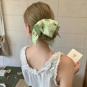 Chouchou à carreaux verts de style coréen avec broderie cerise et bords ondulés