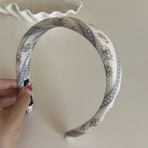 Détail du serre-tête bohème crème avec imprimé floral bleu et tissu intérieur antidérapant