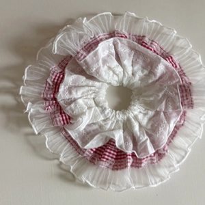 Chouchou doux à carreaux rouges avec dentelle et tulle multicouche pour queue-de-cheval