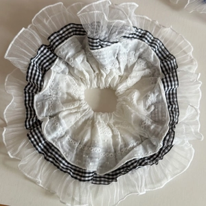 Chouchou à carreaux avec bordure en dentelle et broderie pour coiffures élégantes
