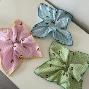 Chouchous à carreaux bleus et roses avec motifs cerises et design floral pétale