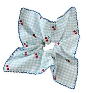 Chouchou à nœud en vichy bleu avec motifs cerises et bordure brodée pour femmes