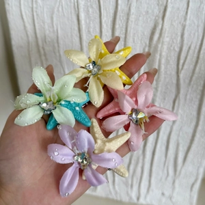 Set di fermagli per capelli con stelle marine e fiori in giallo, verde, rosa e viola