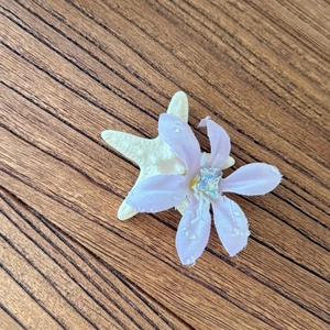 Fermaglio a stella marina e fiore viola con gocce di cristallo per stile da mare
