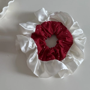 Chouchou à pois rouges et satin blanc avec volants élégants au style rétro