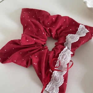 Chouchou rouge à pois avec bordure en dentelle blanche et petit nœud ruban élégant