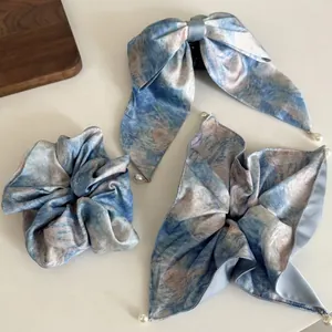 Detailansicht der sternenklaren Ölgemälde-Haar-Accessoires mit Perlen und Satin-Stoff