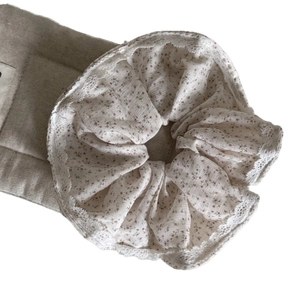 Floral scrunchie in beige with delicate red flower prints and white lace trim