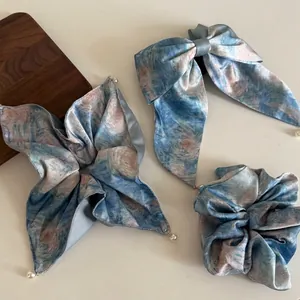 Elegante Haargummis und Haarklammern im blauen Ölgemälde-Stil mit Perlenanhängern