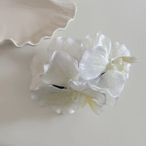 Élégante pince à cheveux orchidée blanche pour femmes avec pétales en tissu réalistes