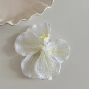 Pince à cheveux orchidée ivoire en soie avec détails réalistes jaune au centre