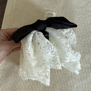 Grande pince à cheveux élégante avec nœud en satin noir et détails en dentelle blanche