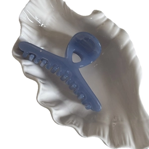 Pince à cheveux bleue mate de style français élégante sur une assiette en coquillage blanc