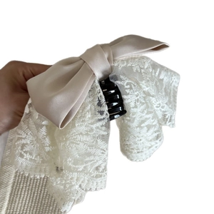 Pince à cheveux élégante avec grand nœud en satin beige et dentelle blanche pour femme