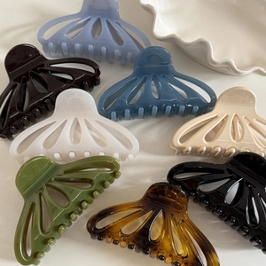 Eleganti mollette per capelli a forma di ventaglio in vari colori per acconciature chic