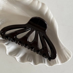 Elegante pinza per capelli a ventaglio traforata in marrone scuro lucido da donna