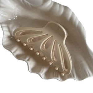 Elegante pinza per capelli beige a forma di ventaglio con trama a conchiglia