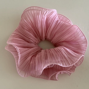 Elastico per capelli rosa chiaro in chiffon plissettato con bordi ondulati a strati