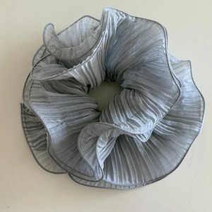 Elegante elastico per capelli in tulle plissettato grigio-blu con volant