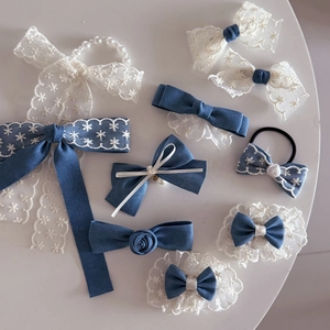 Detail van 9-delige haaraccessoires set met kant denim strikken en kunstparel versieringen