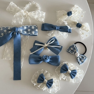 Zoete denim blauwe haarspeldjes set met kant en linten op een witte achtergrond