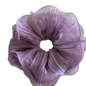 Elegante elastico in chiffon lavanda con bordi arricciati e texture leggera