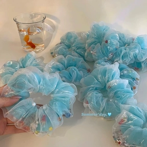 Chouchou en Organza Bleu Clair Frais d'Été Avec Décoration de Poisson Rouge Bulles Doux Accessoire Cheveux Femme
