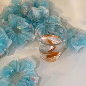 Chouchous en organza bleu avec perles sur fond blanc pour un style d'été