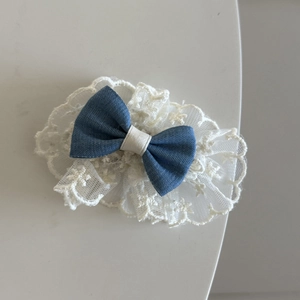 Zoete denim blauwe haarclip met strik en verfijnde witte kanten rand decoratie