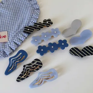 Haarklammer-Set in Blau mit Blumen-, Herz- und Streifendesigns auf Entenschnabel-Clips